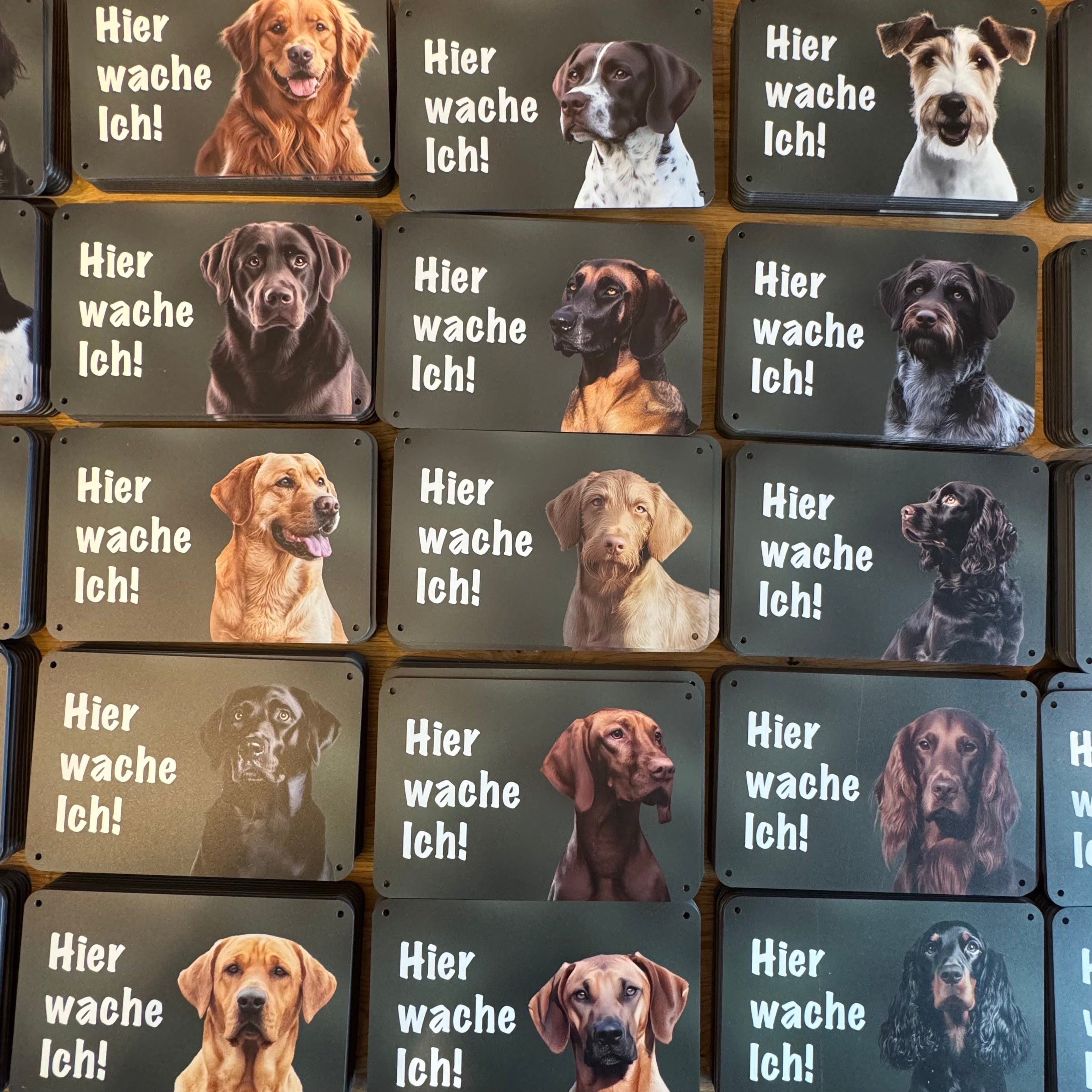 Zaunschilder mit Jagdhunden