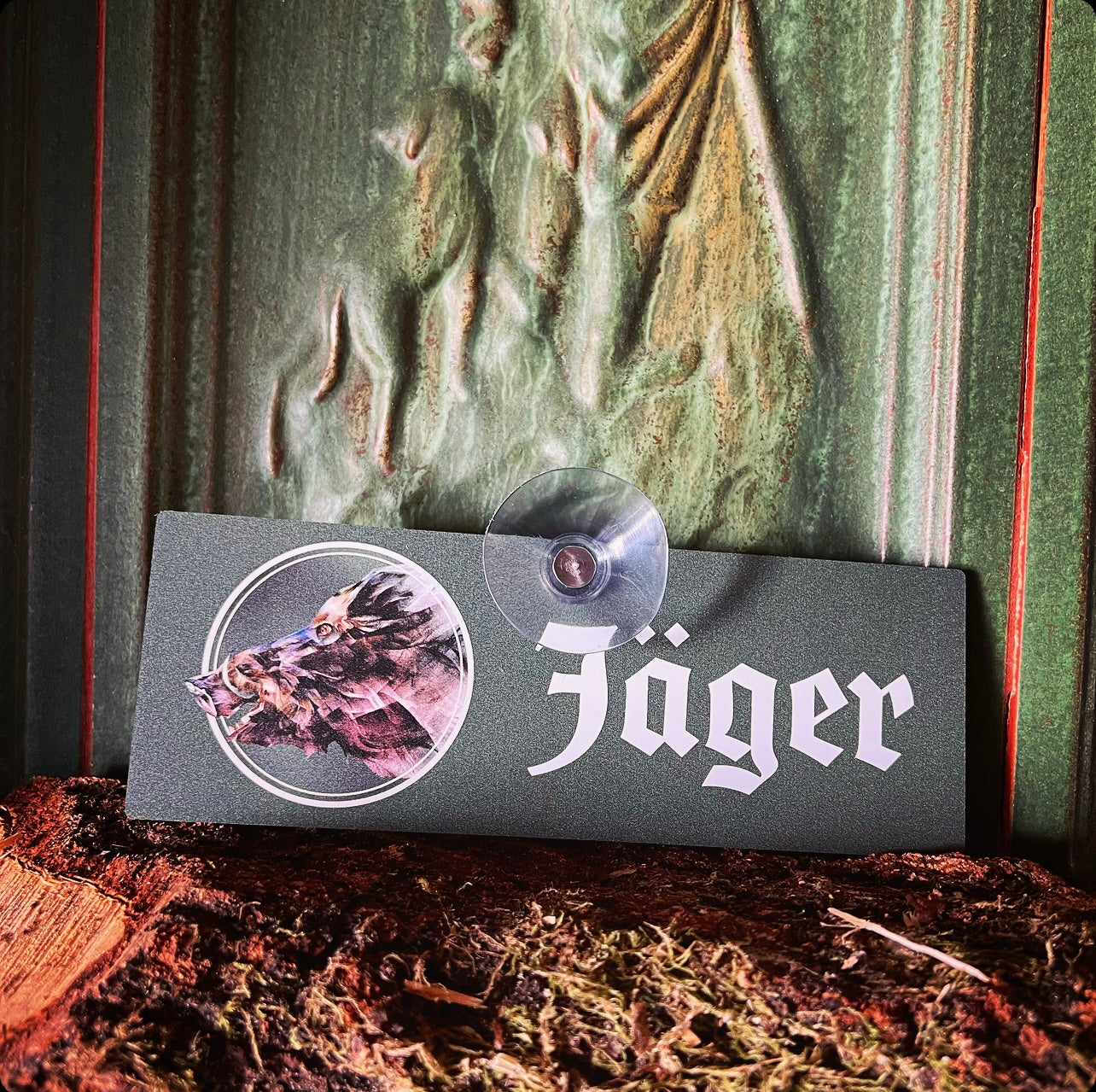 Jäger Keiler-Motiv Jagdschild mit Saugnapf für die Autoscheibe aus Aluverbund - Made in Germany