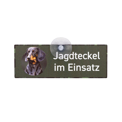 Hochwertiges Jagdteckel im Einsatz Schild aus Aluminium mit Saugnapf für die Autoscheibe mit einem Kurzhaardackel, grün mit weißer Aufschrift