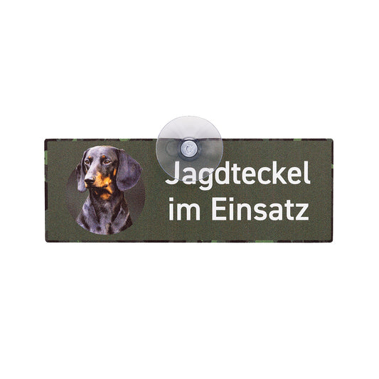 Hochwertiges Jagdteckel im Einsatz Schild aus Aluminium mit Saugnapf für die Autoscheibe mit einem Kurzhaardackel, grün mit weißer Aufschrift