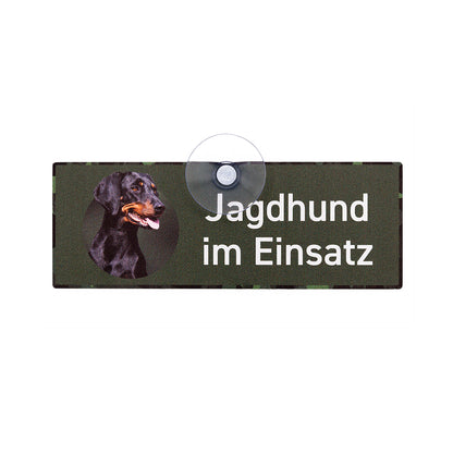 Brandlbracke Autoschild mit Saugnapf für die Scheibe mit der Aufschrift Jagdhund im Einsatz aus Aluverbund