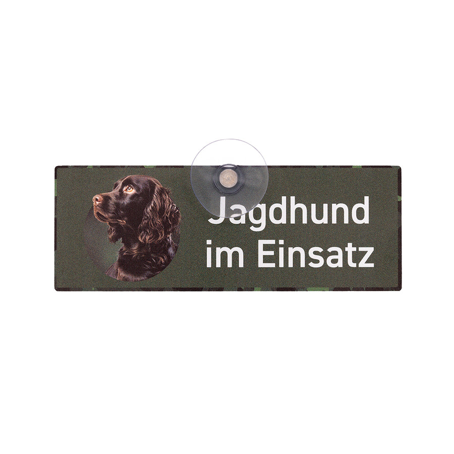 Deutscher Wachtelhund DW Schild mit Saugnapf für die Autoscheibe mit der Aufschrift "Jagdhund im Einsatz", grün mit weißer Schrift