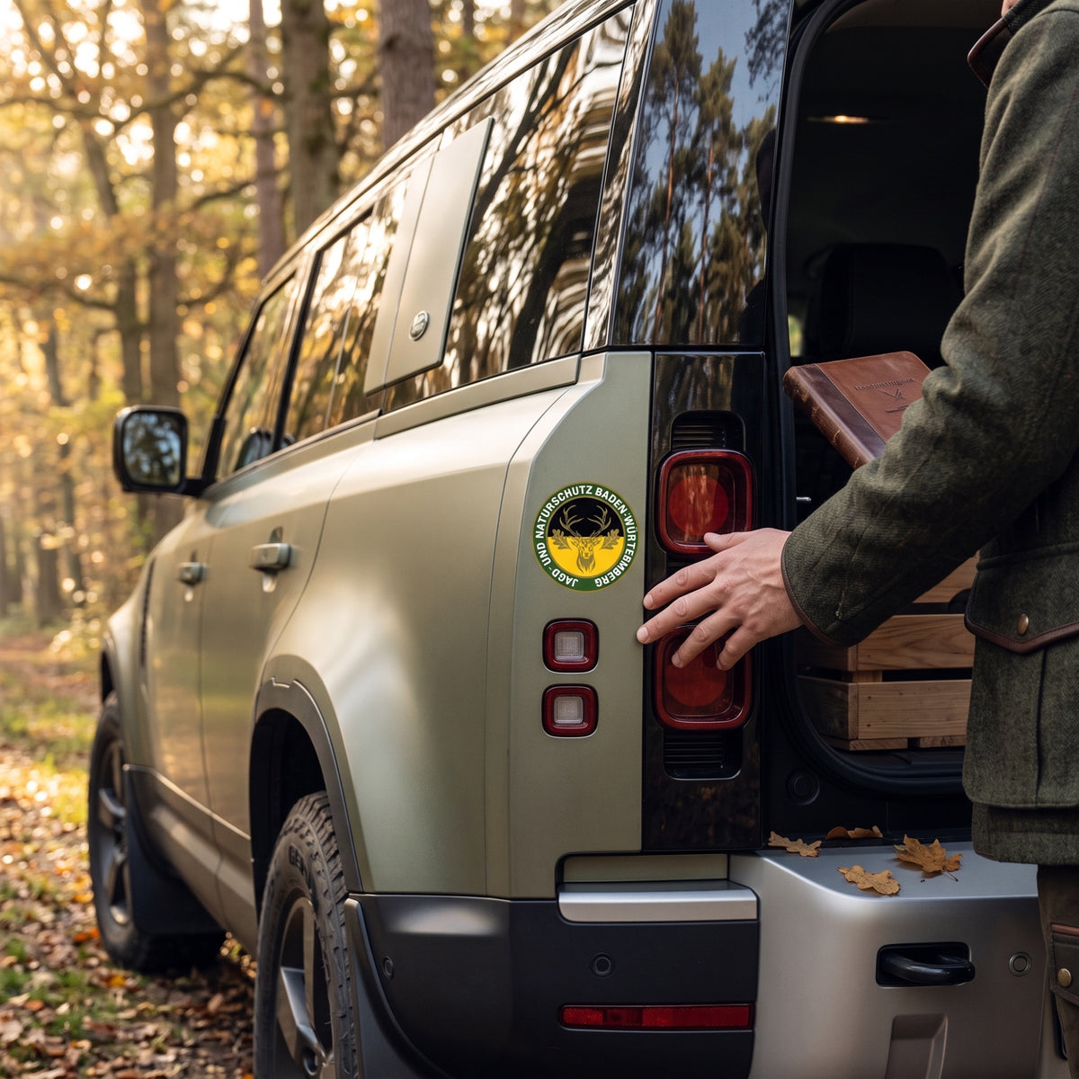 Jagdaufkleber “Jagd- und Naturschutz” Hirsch Baden-Württemberg BW Landesfarbe – Premium Autoaufkleber für Jagdauto & Revierfahrzeug