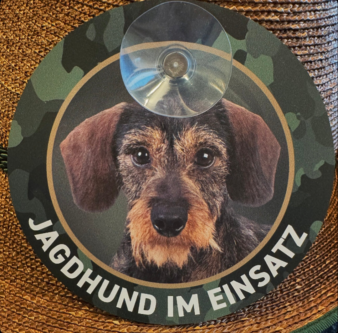 Rauhaardackel / Teckel "Jagdhund im Einsatz" Autoschild rund mit Saugnapf
