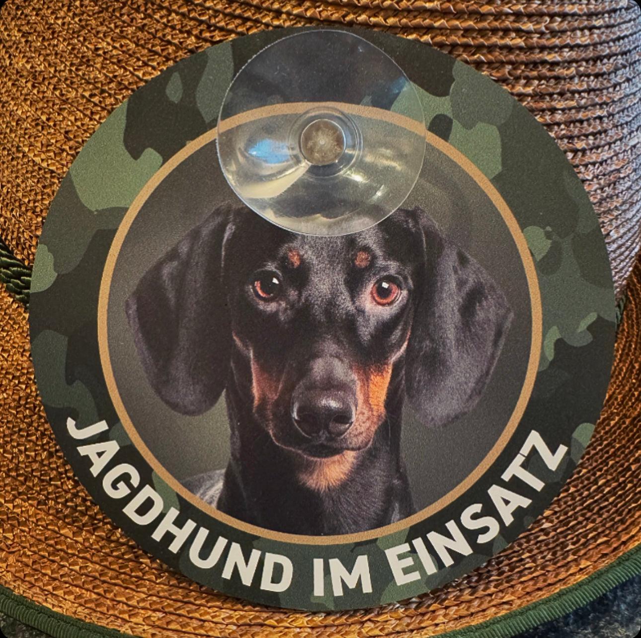 Kurzhaardackel, Teckel Schild "Jagdhund im Einsatz" Autoschild mit Saugnapf - Made in Germany