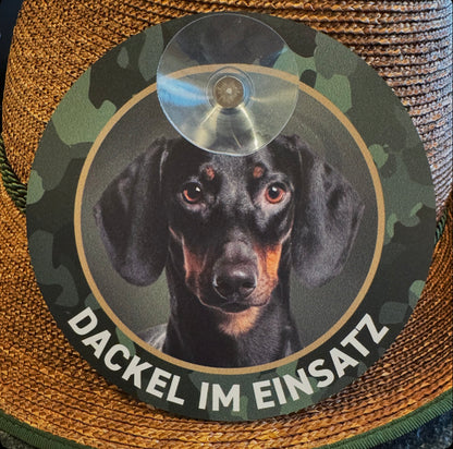 Kurzhaardackel, Teckel Schild "Dackel im Einsatz" Autoschild mit Saugnapf - Made in Germany