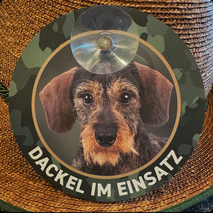 Rauhaardackel Schild "Dackel im Einsatz" Teckel Autoschild mit Saugnapf - Made in Germany