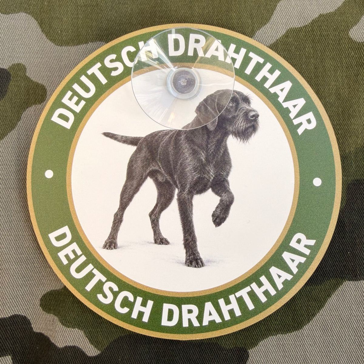 Deutsch Drahthaar Autoschild mit DD Jagdhund Motiv, Saugnapf und rundem jagdlichen Design für die Autoscheibe