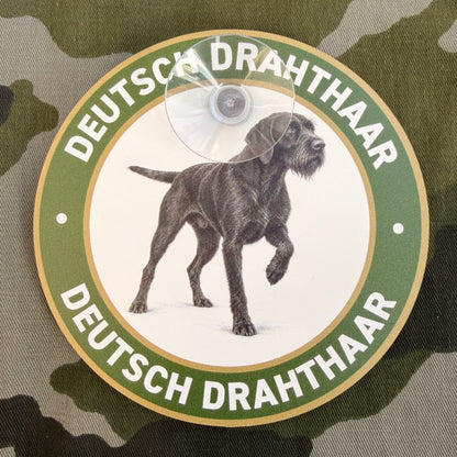 Deutsch Drahthaar Autoschild mit DD Jagdhund Motiv, Saugnapf und rundem jagdlichen Design für die Autoscheibe