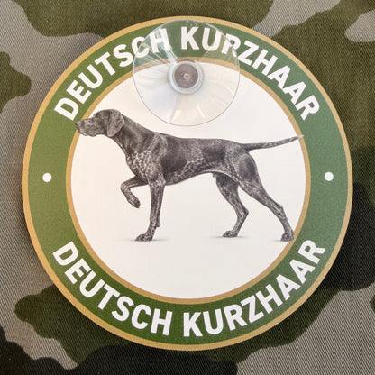 Deutsch Kurzhaar Jagdhund Schild fürs Auto mit vorstehendem Vorstehhund, grünem Rand und Saugnapf