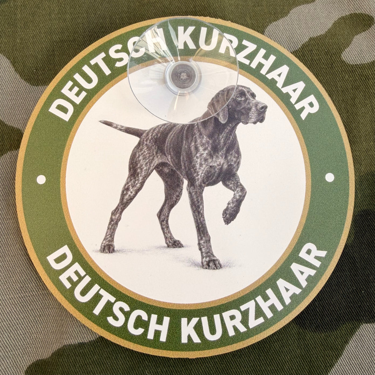 Deutsch Kurzhaar Autoschild mit Saugnapf, grünem Rand und vorstehendem Jagdhund – rundes Ø 13 cm Schild von Wilde Hilde Original