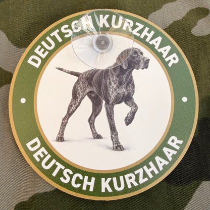Deutsch Kurzhaar Autoschild mit Saugnapf, grünem Rand und vorstehendem Jagdhund – rundes Ø 13 cm Schild von Wilde Hilde Original