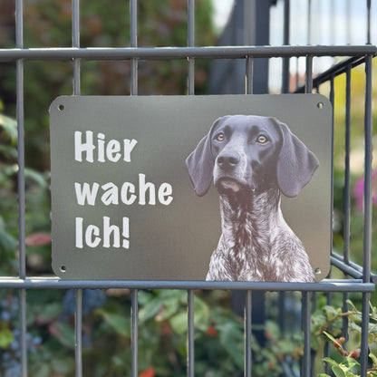 Deutsch Kurzhaar Schwarzschimmel Warnschild „Hier wache ich!“ | Jagdhund Hundeschild für Zaun, Tor & Grundstück, wetterfest