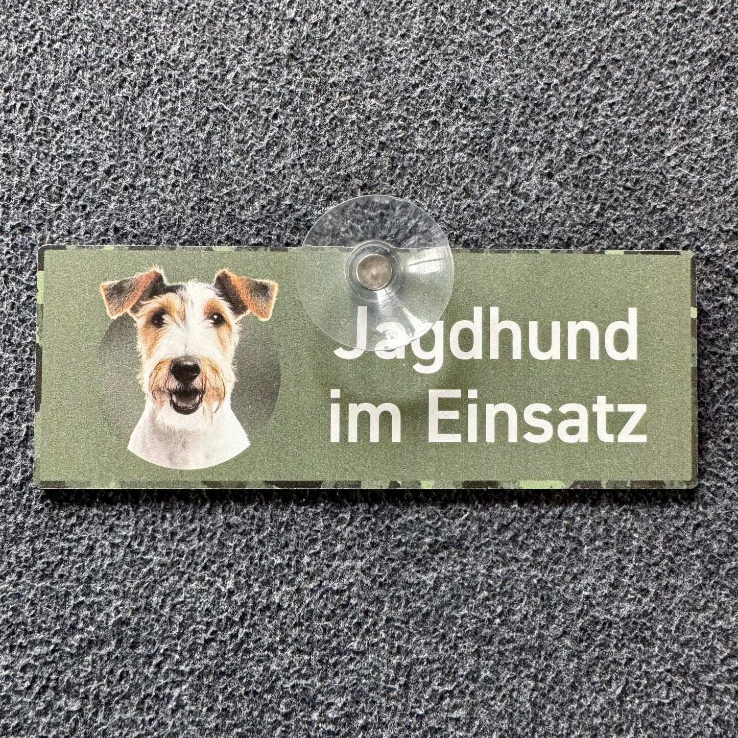 Fox Terrier Schild "Jagdhund im Einsatz" Jagdschild mit Saugnapf für die Autoscheibe - Made in Germany