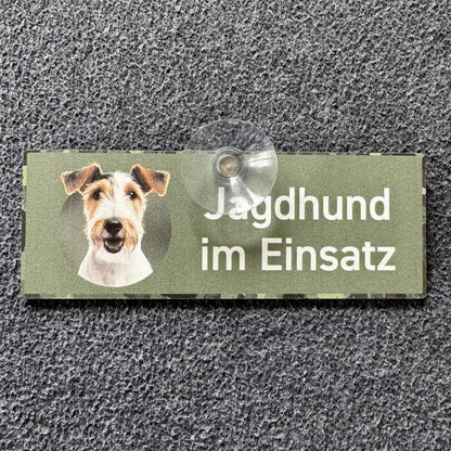 Fox Terrier Schild "Jagdhund im Einsatz" Jagdschild mit Saugnapf für die Autoscheibe - Made in Germany