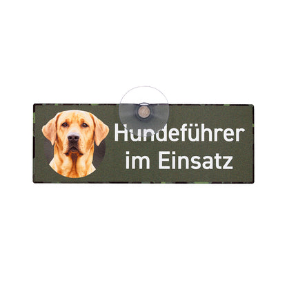 Jagd-Autoschild mit Saugnapf aus Aluminiumverbund mit einem hellbrauen Labrador und der Aufschrift - Hundeführer im Einsatz.