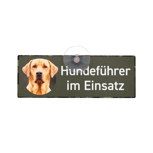 Jagd-Autoschild mit Saugnapf aus Aluminiumverbund mit einem hellbrauen Labrador und der Aufschrift - Hundeführer im Einsatz.