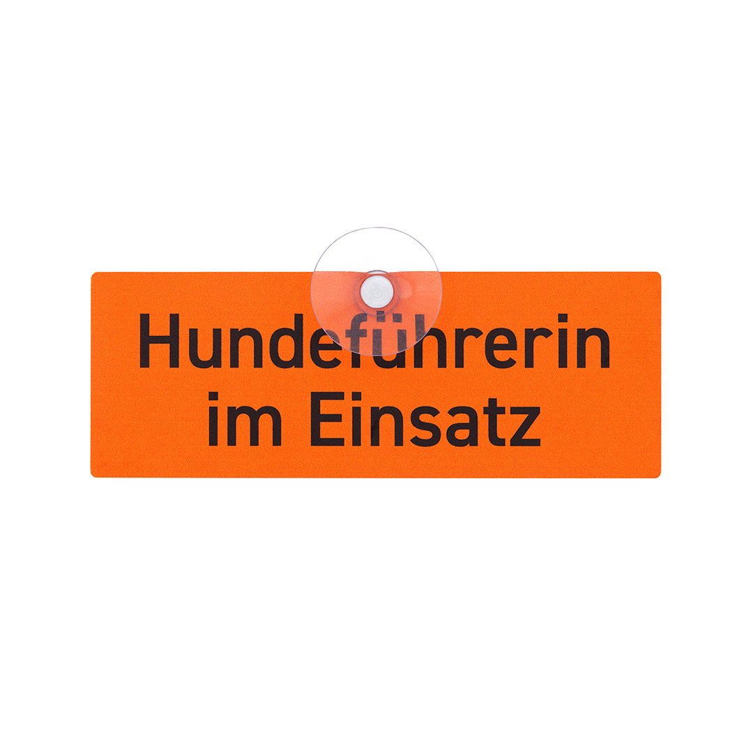 Hundeführerin im Einsatz Autoschild 18 × 6,5 cm mit Saugnapf – UV-beständiges Jagdhund Schild aus Aluminium von Wilde Hilde Original