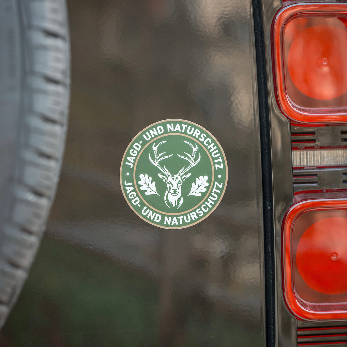 Jagdaufkleber “Jagd- und Naturschutz” Hirsch Baden-Württemberg BW Landesfarbe – Premium Autoaufkleber für Jagdauto & Revierfahrzeug