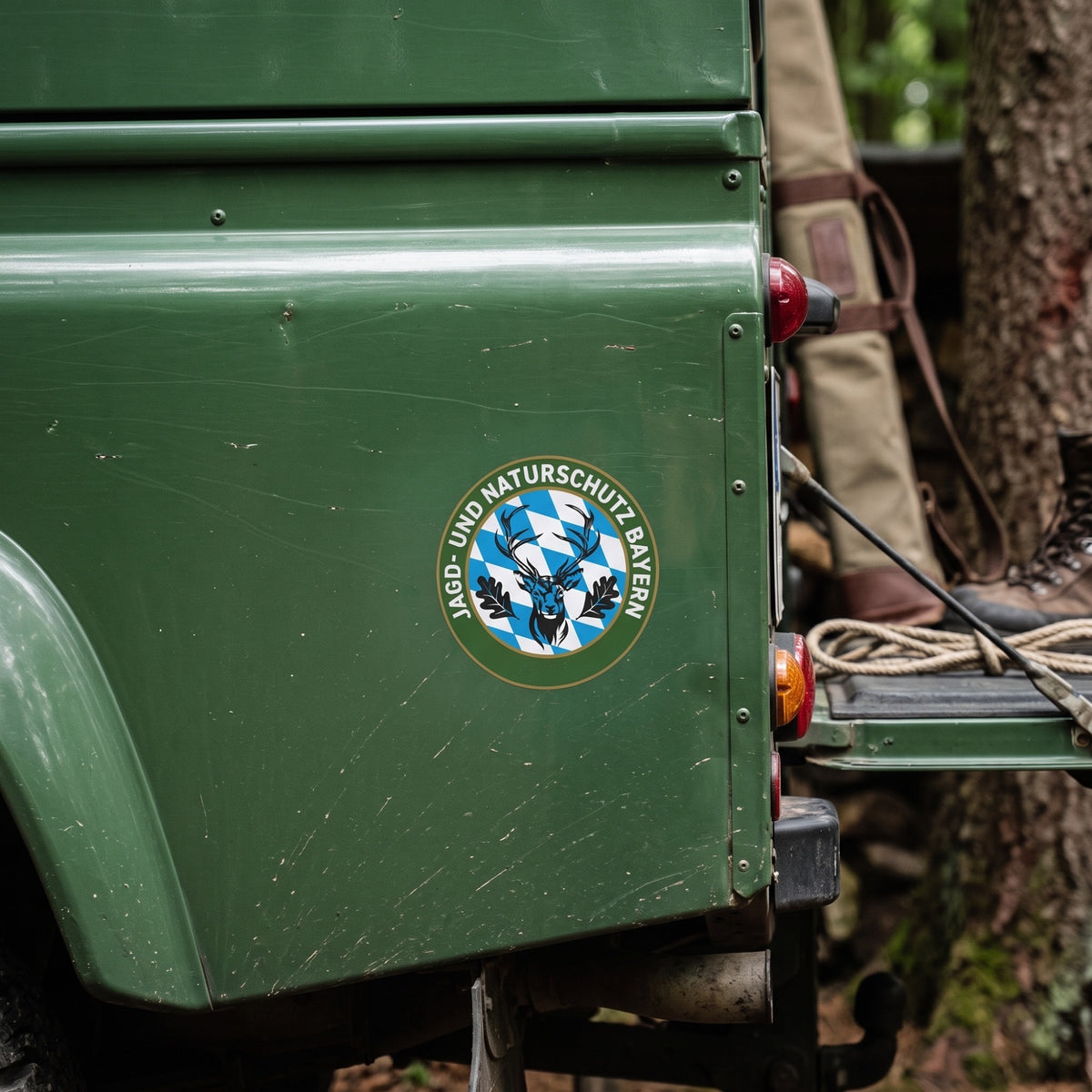 Jagdaufkleber “Jagd- und Naturschutz” Hirsch Bayern Landesfahne – Premium Autoaufkleber für Jagdauto & Revierfahrzeug