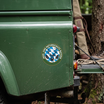 Jagdaufkleber “Jagd- und Naturschutz” Hirsch Bayern Landesfahne – Premium Autoaufkleber für Jagdauto & Revierfahrzeug