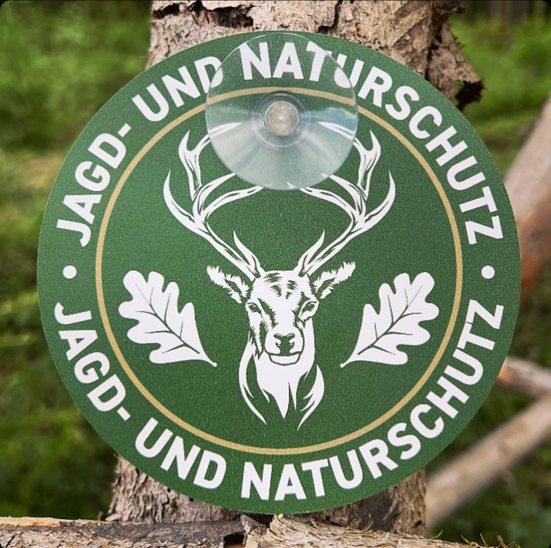 Rundes Jagdschild mit Hirschmotiv im Freien