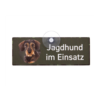 Rauhaardackel, Dachshund Autoschild mit Saugnapf für die Autoscheibe mit Dackelmotiv und der Aufschrift Jagdhund im Einsatz