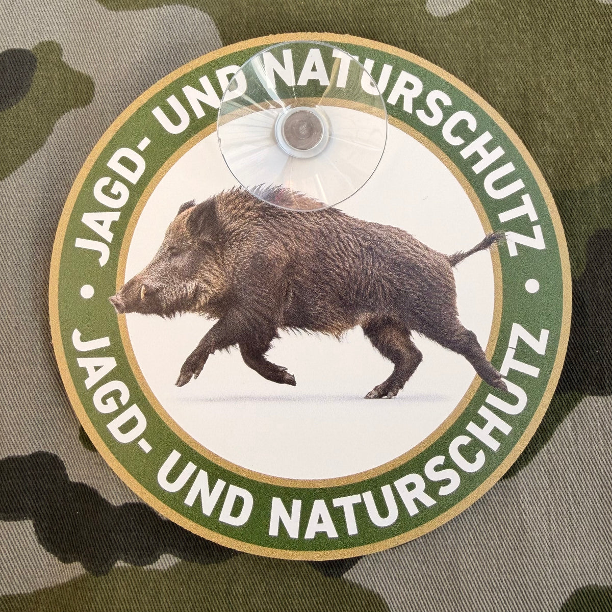 Jagd Saugnapfschild mit laufendem Keiler, grünem Rand und umlaufender Aufschrift Jagd und Naturschutz