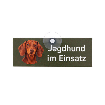 Hochwertiges Dackel Autoschild aus Aluminiumverbund mit rotem Kurzhaardackel Motiv und Aufschrift Jagdhund im Einsatz