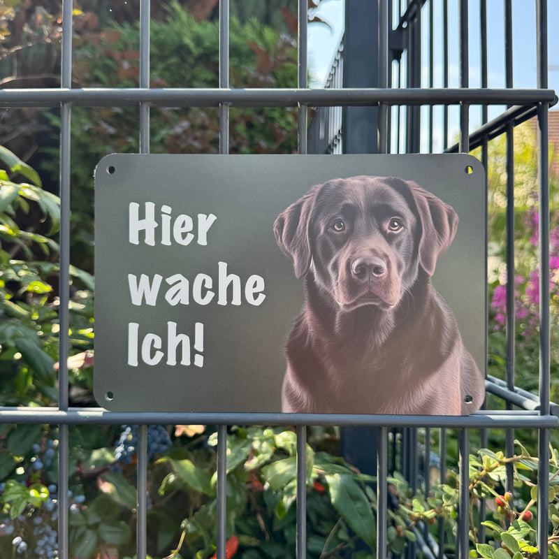 Hundeschild „Hier wache ich!“ am Gartenzaun