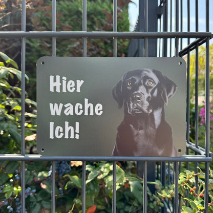 Labrador schwarz Warnschild „Hier wache ich“ | Jagdhund Hundeschild für Zaun, Tor & Grundstück, wetterfest