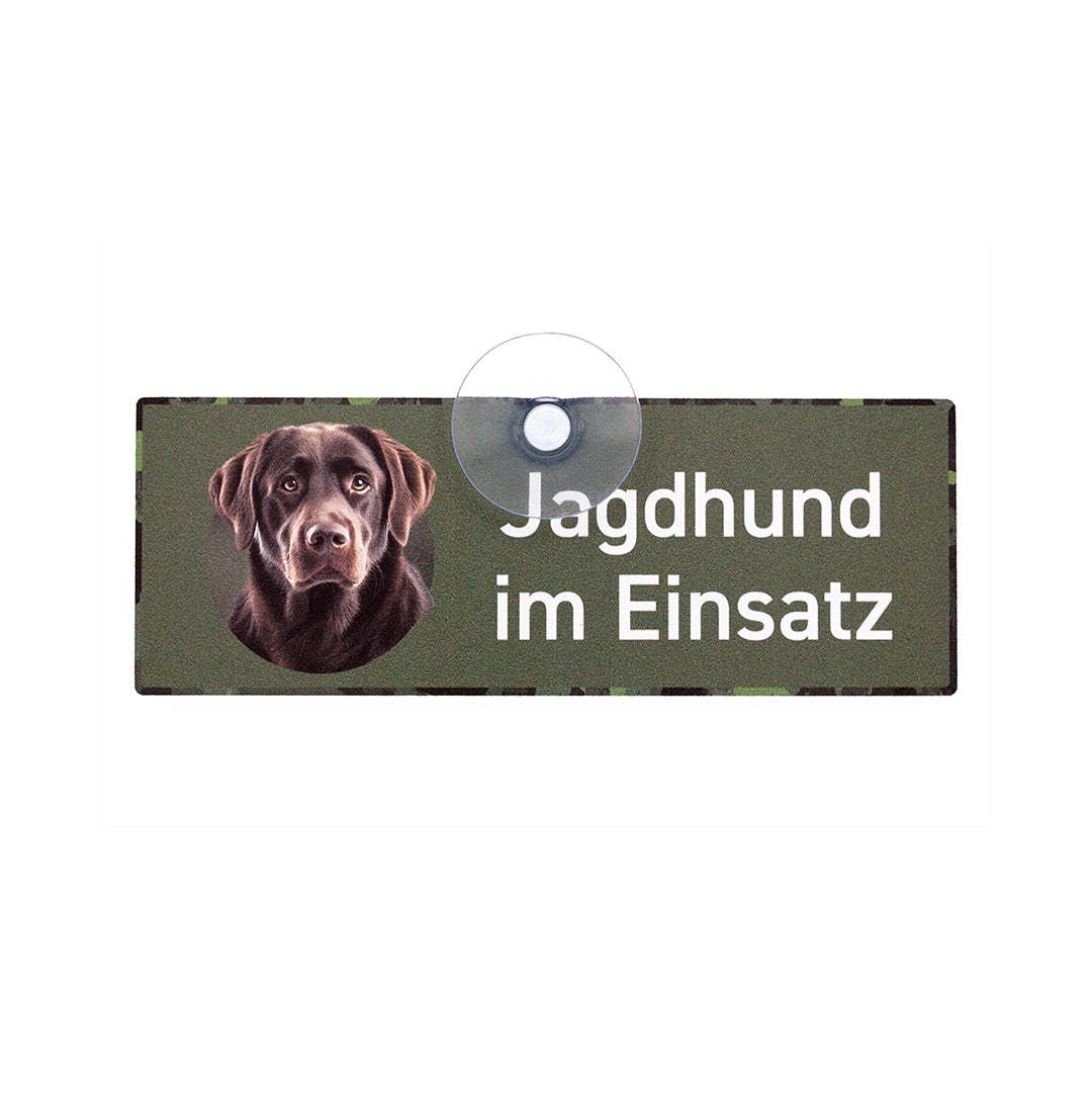 Jagd-Autoschild mit Saugnapf aus Aluminiumverbund mit einem brauen Labrador und der Aufschrift - Jagdhund im Einsatz.