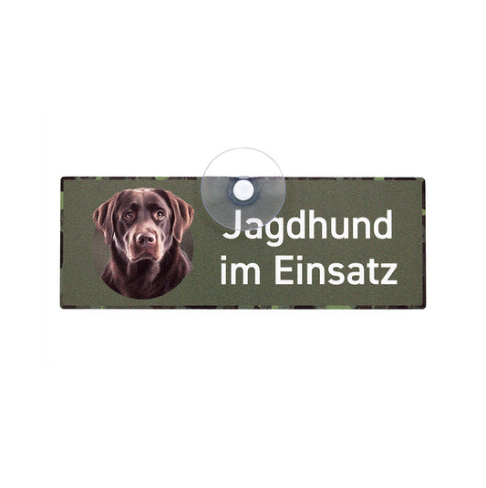 Jagd-Autoschild mit Saugnapf aus Aluminiumverbund mit einem brauen Labrador und der Aufschrift - Jagdhund im Einsatz.