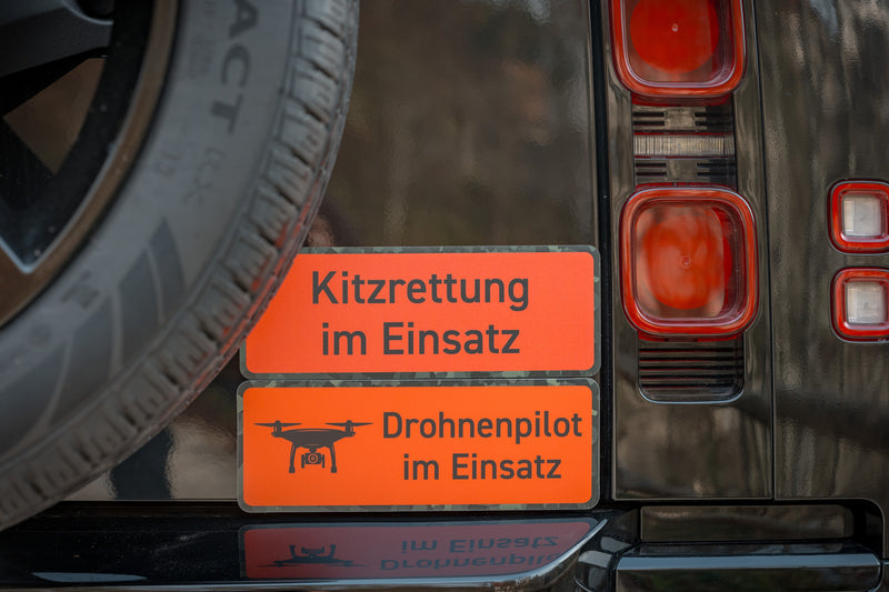 Magnetschilder für Kitzrettung und Drohnenpiloten an einem Fahrzeug