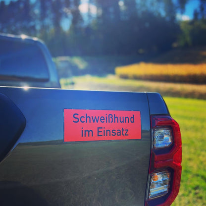 "Schweißhund im Einsatz" Magnetschild fürs Auto - Premium Autoschild, Maße 27.5 cm x 10 cm, orange Signalfarbe für gute Sichtbarkeit - Made in Germany