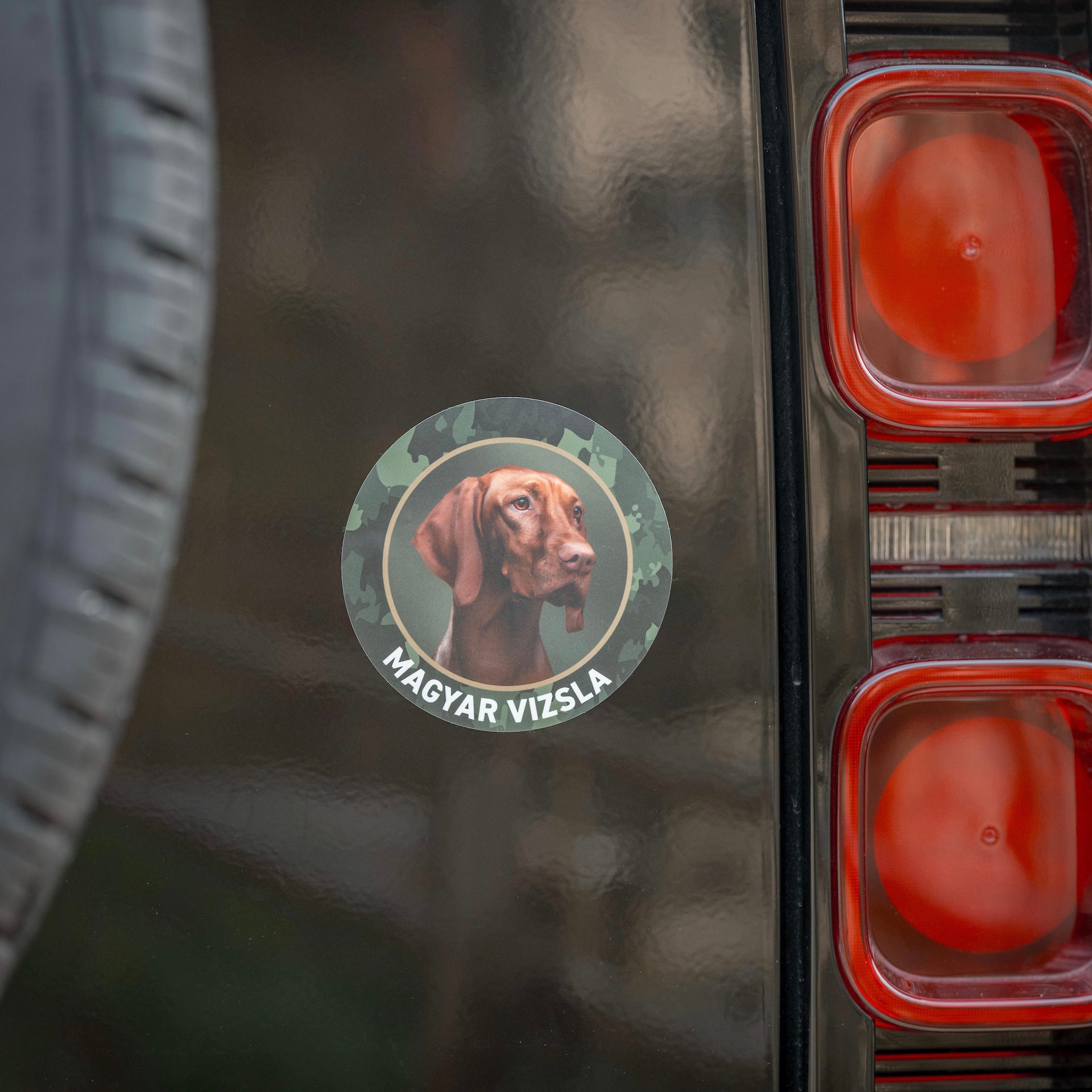 Jagdhund Aufkleber mit einem  Magyar Vizsla von Wilde Hilde Original auf dem Heck eines Jagdfahrzeugs