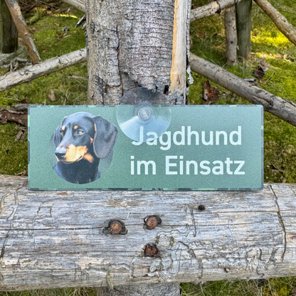 Slovenský Kopov - Schwarzwildbracke Schild "Jagdhund im Einsatz" Jagdschild mit Saugnapf für die Autoscheibe - Made in Germany