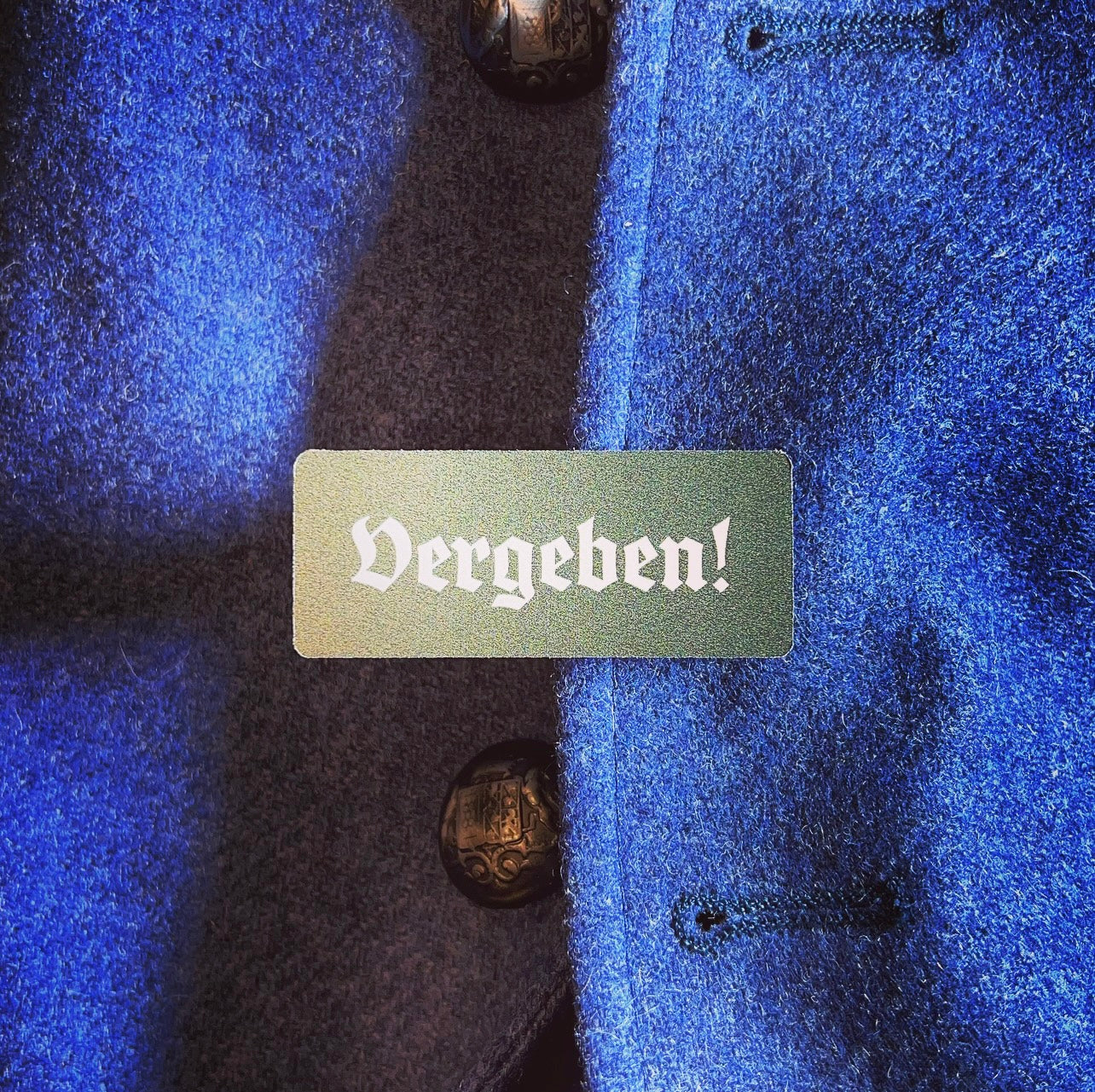 Volksfest- / Trachtenanstecker "Vergeben" (oliv / weiß)