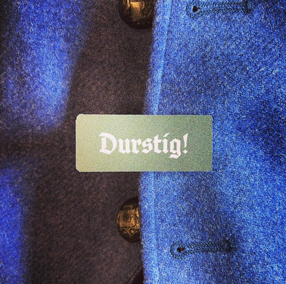 Volksfest- / Trachtenanstecker "Durstig" (oliv / weiß)
