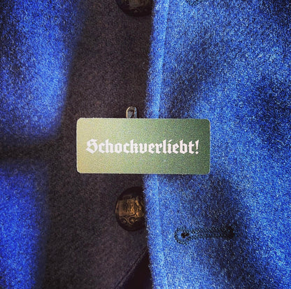 Volksfest- / Trachtenanstecker "Schockverliebt" (oliv / weiß)