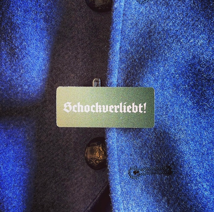 Volksfest- / Trachtenanstecker "Schockverliebt" (oliv / weiß)