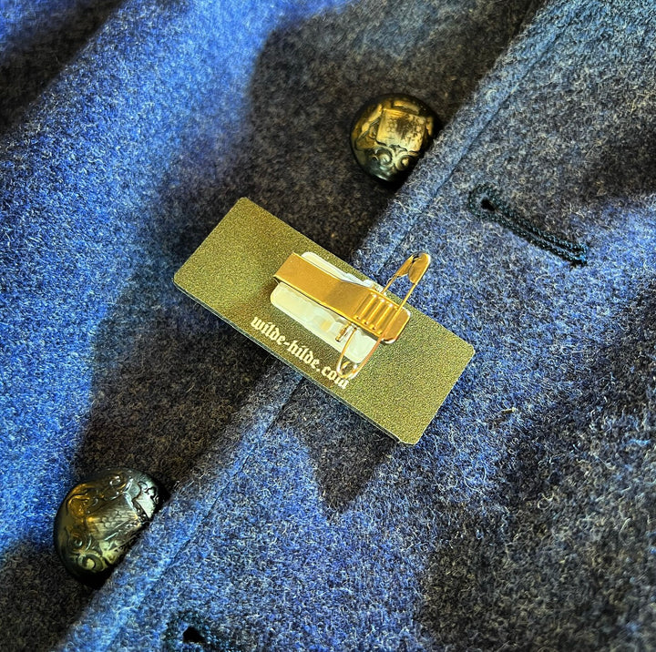 Volksfest- / Trachtenanstecker "Wuidara" (oliv / weiß)