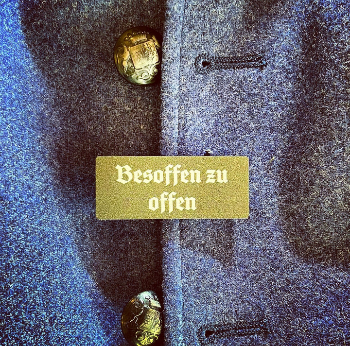 Volksfest- / Trachtenanstecker "Besoffen zu offen" (oliv / weiß)
