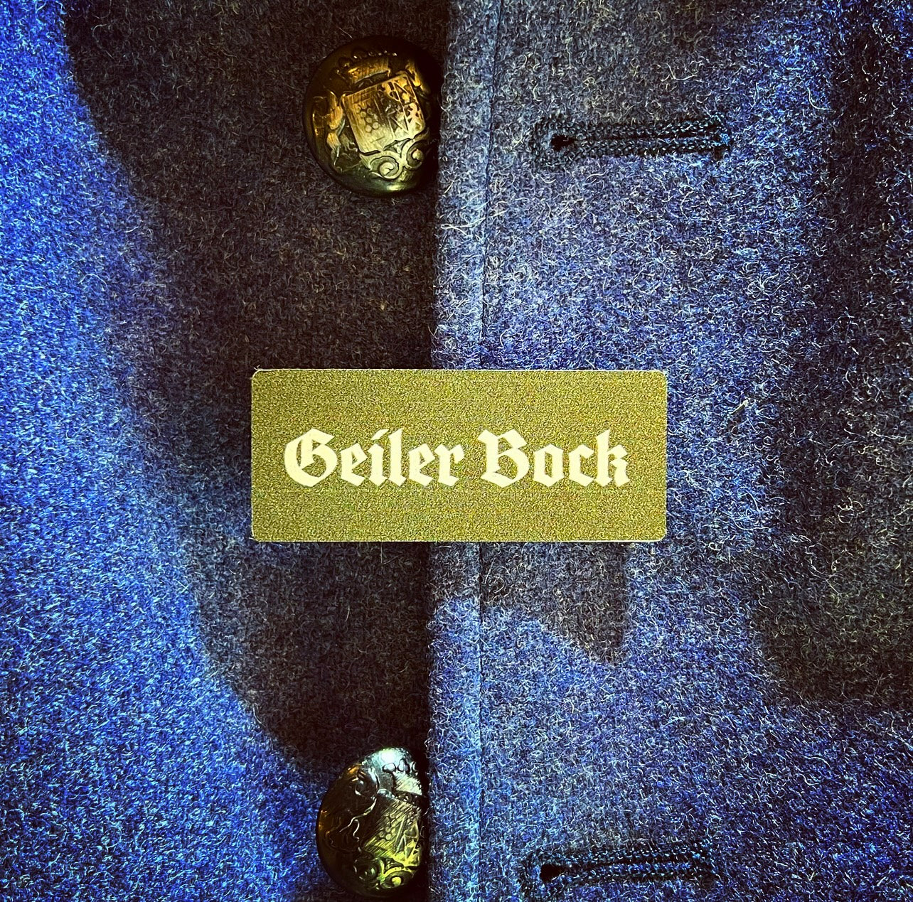 Volksfest- / Trachtenanstecker "Geiler Bock" (oliv / weiß)