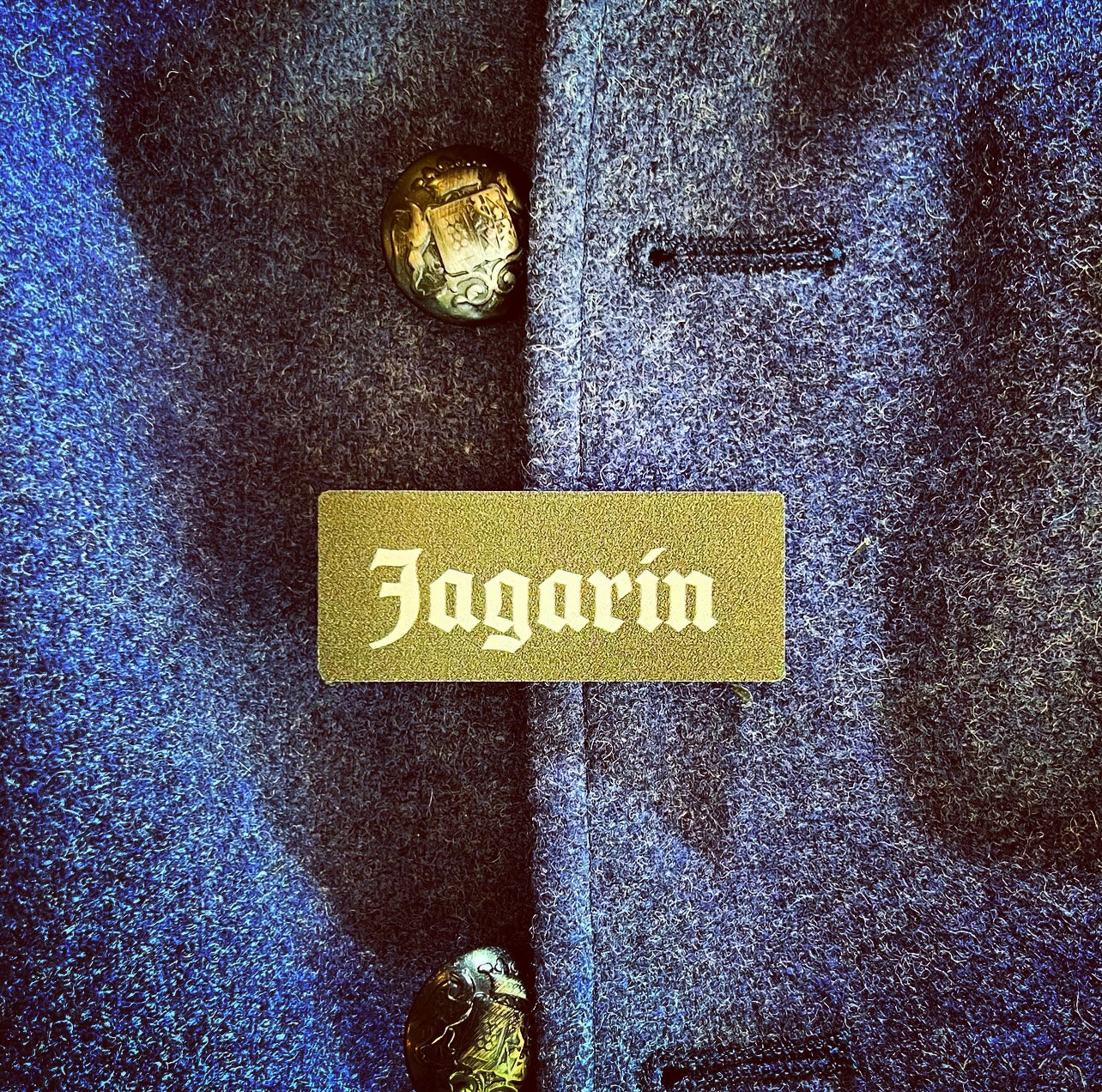 Volksfest- / Trachtenanstecker "Jagarin" (oliv / weiß)
