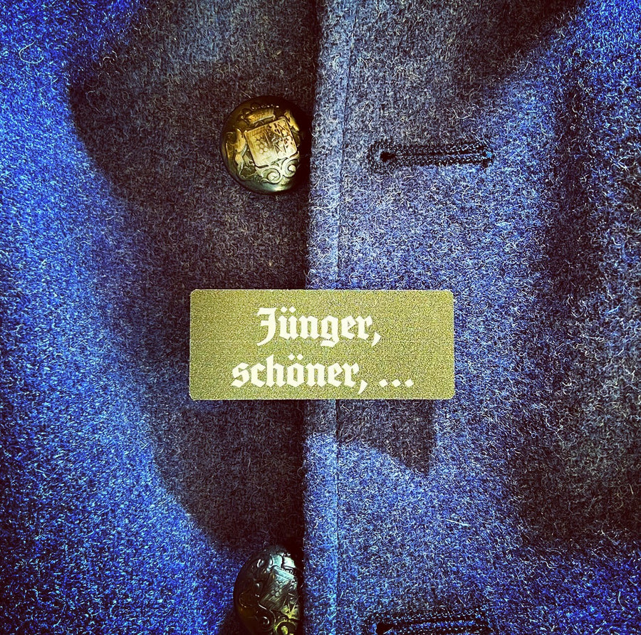 Trachtenanstecker „Jünger, schöner, ...“ für Janker und Hut