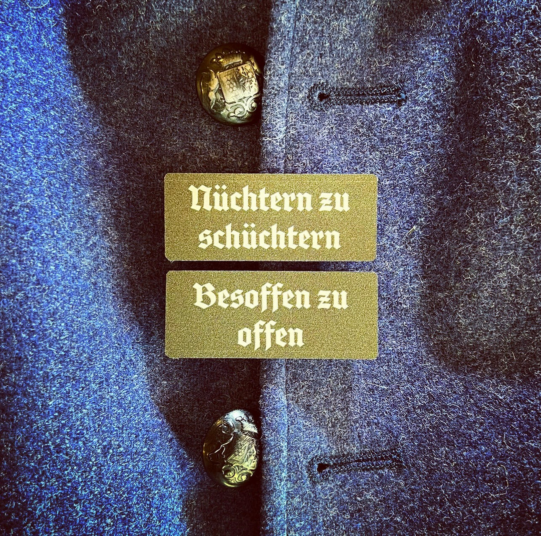 Volksfest- / Trachtenanstecker "Besoffen zu offen" (oliv / weiß)