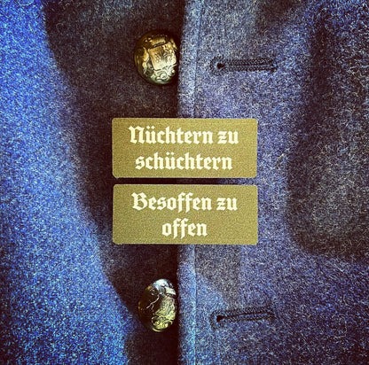 Volksfest- / Trachtenanstecker "Nüchtern zu schüchtern" (oliv / weiß)
