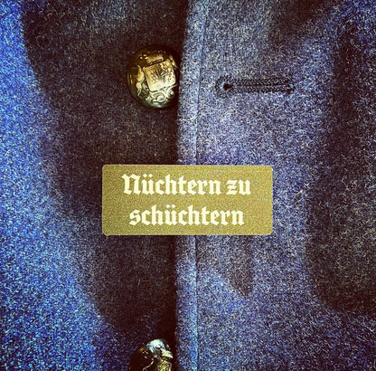Volksfest- / Trachtenanstecker "Nüchtern zu schüchtern" (oliv / weiß)