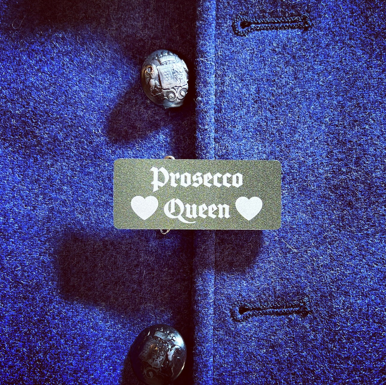Volksfest- / Trachtenanstecker "Prosecco Queen" (oliv / weiß)
